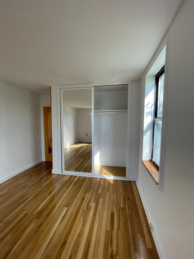 Bedroom mirror closet - 67-30 Dartmouth St