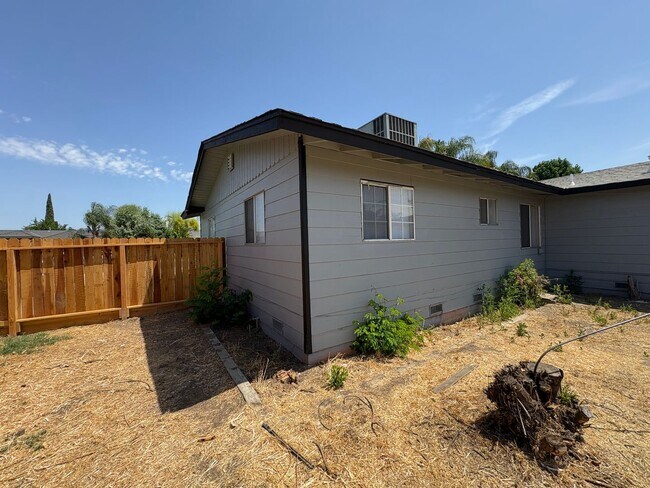 Building Photo - Updated Interior home in Dinuba near Shopp...