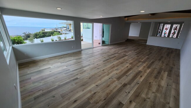 Building Photo - 4 bedroom, 2.5 bathroom home in the desirable Mt Soledad neighborhood.