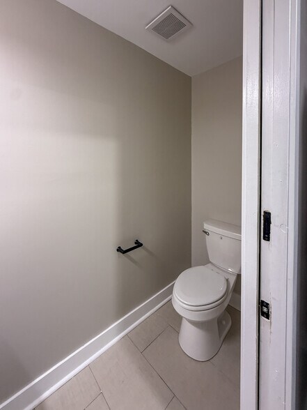 Building Photo - 204 S 41st St