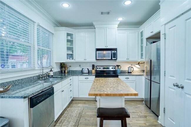 Building Photo - 205 Lampkin St NE