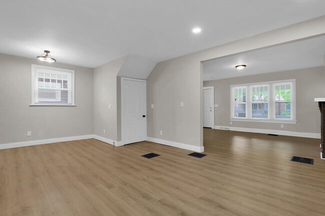 Building Photo - Updated 3 Bedroom, 2 Bathroom Home with Sp...