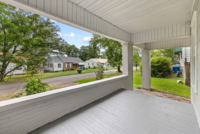 Building Photo - Stunning Newly Remodeled Birmingham Home
