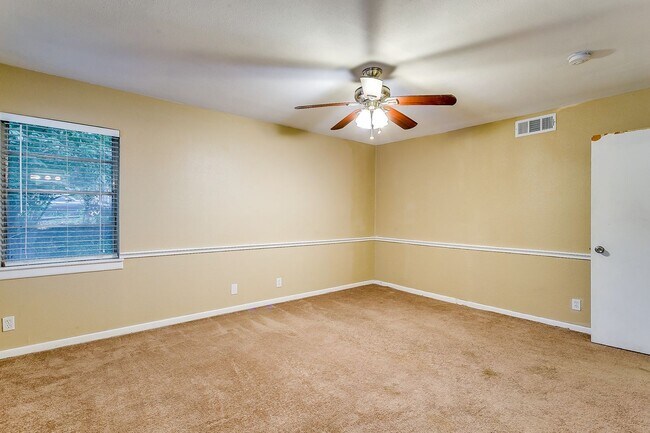 Building Photo - Ready for New Tenants- Large 3 bed, 2 bath...