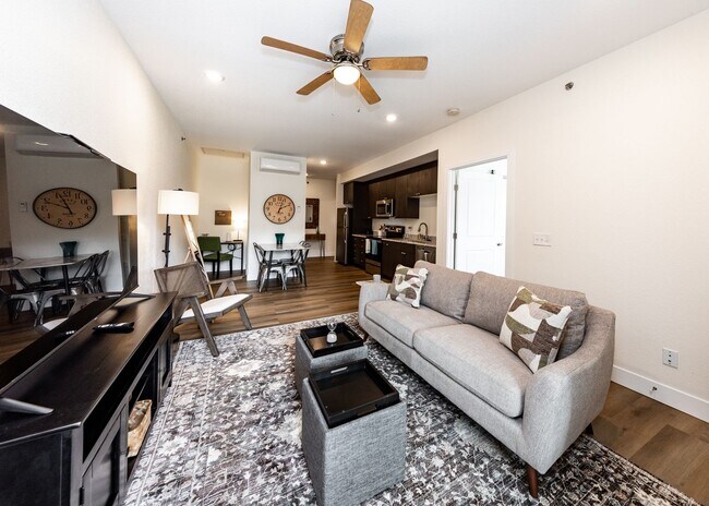 Building Photo - 1 bed, 1 bath Top Floor near Garden of the Gods