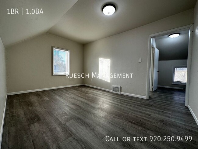 Building Photo - Recently Remodeled 1 Bedroom Upper Duplex ...