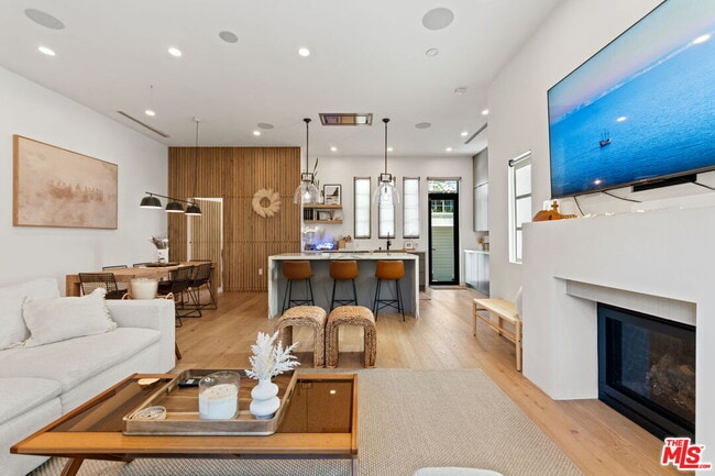 Building Photo - 358 N Bronson Ave