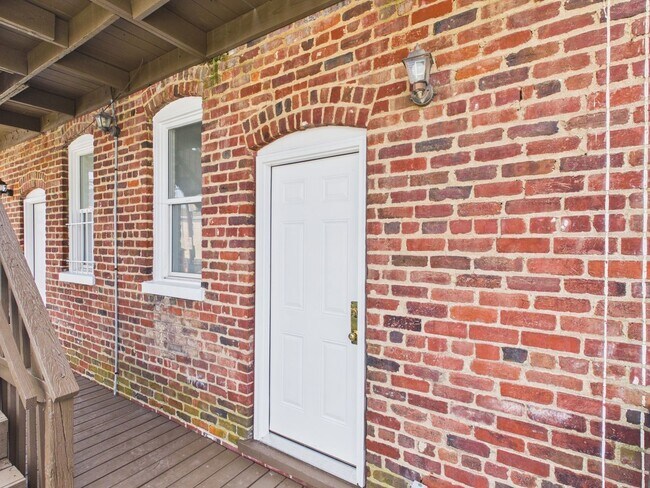 Building Photo - 204 Wellford St