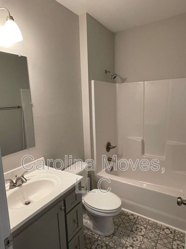 Building Photo - 5 Lombard Ln