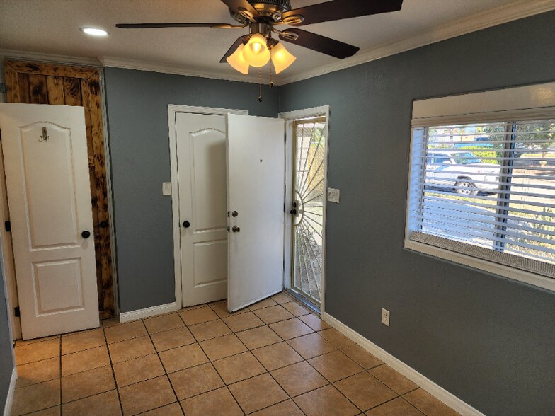 Building Photo - 717 S Pine St