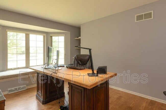 Building Photo - 1617 Legend Cir