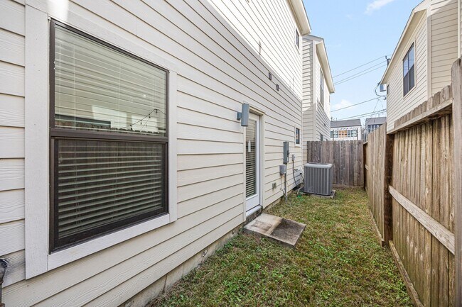 Building Photo - 3945 Tulane St