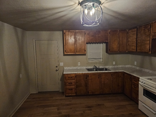 Building Photo - 704 NE Front St