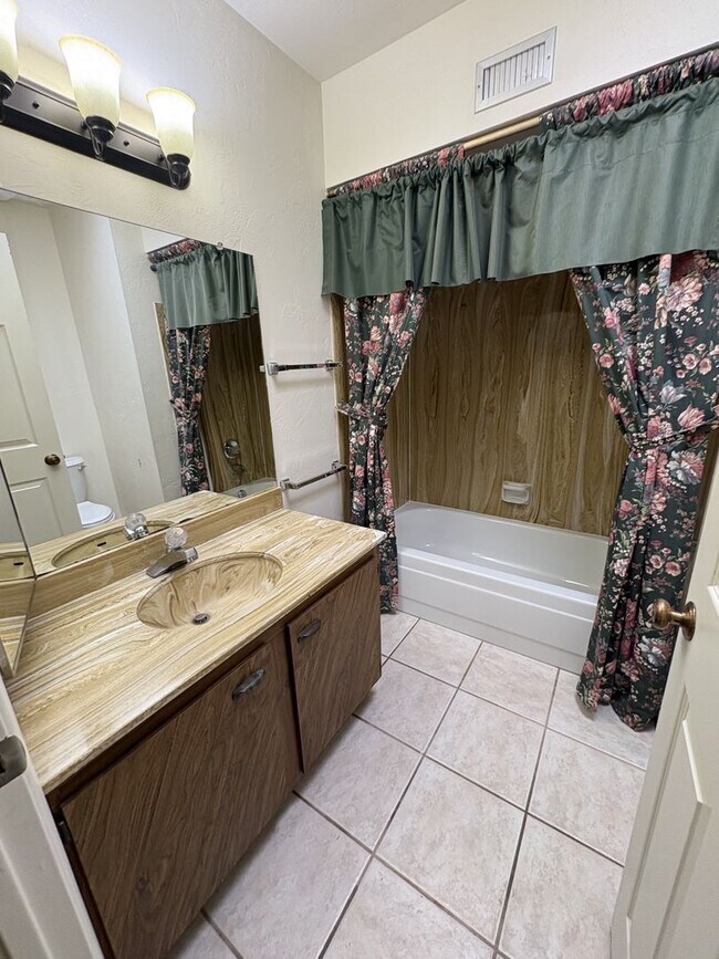 Building Photo - Eastside townhome, convenient location