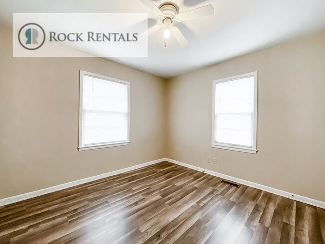 Building Photo - 3 Bed 1 Bath with Garage