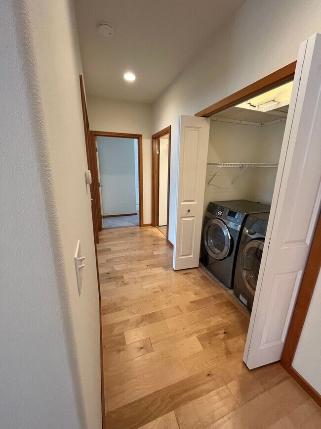 Building Photo - 3 Bed 2 Bath Single Story House with Garage