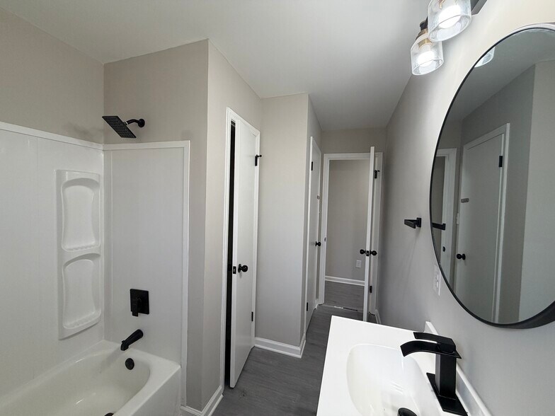 Building Photo - 308 Donna Ave