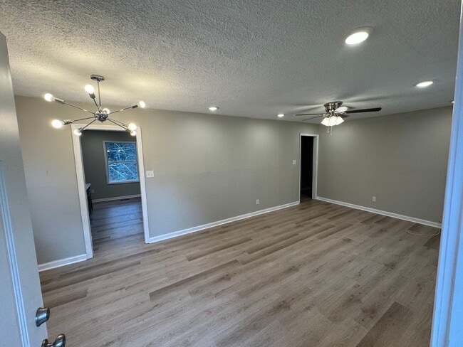 Building Photo - 2546 Kaufman Dr