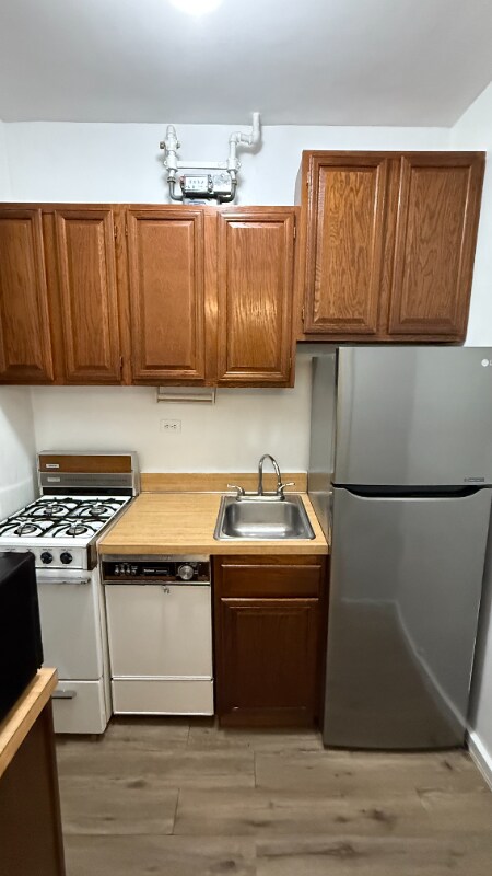Building Photo - 221 E 76th St