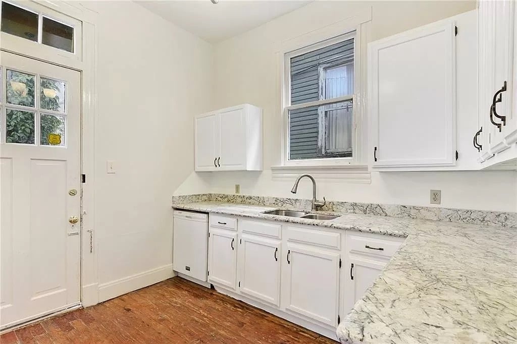 RENOVATED KITCHEN WITH GRANITE COUNTERTOPS, DISHWASHER, DISPOSAL, 4 BURNER GAS STOVE, MICROWAVE. - 8 Neron Pl