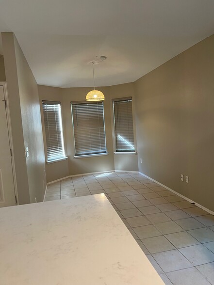 Building Photo - 3245 W Parkway Dr