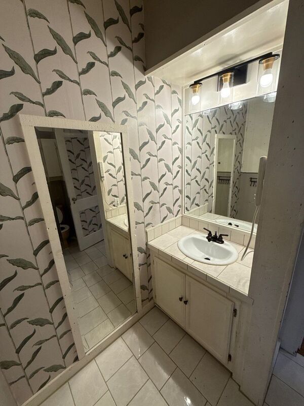 Building Photo - 1615 D St NE