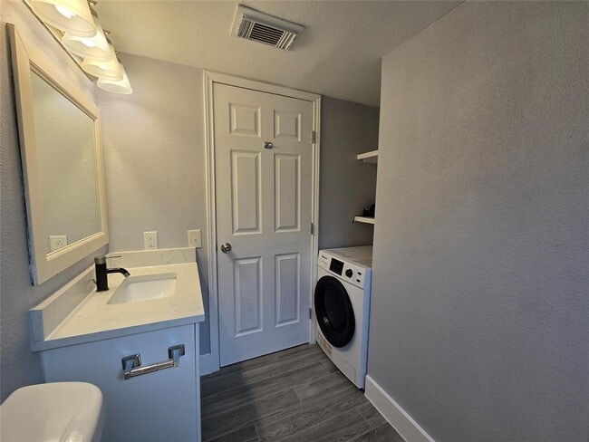Building Photo - 2504 Manor Cir