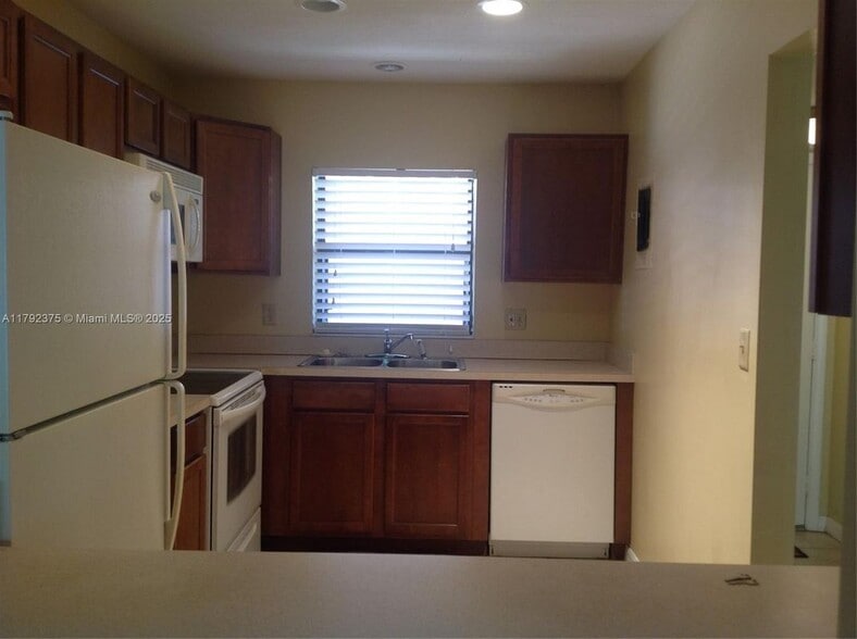 Building Photo - 1921 Woolbright Rd