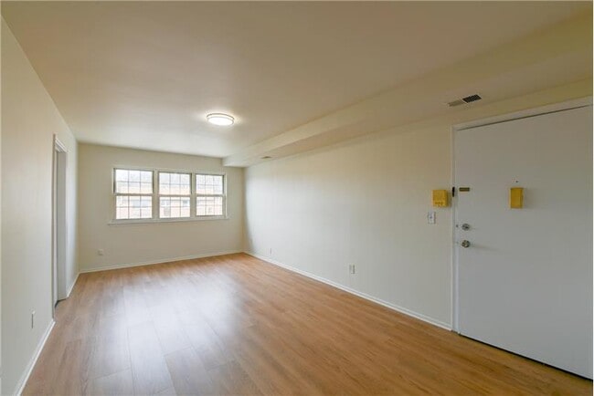 Building Photo - 6 College Dr