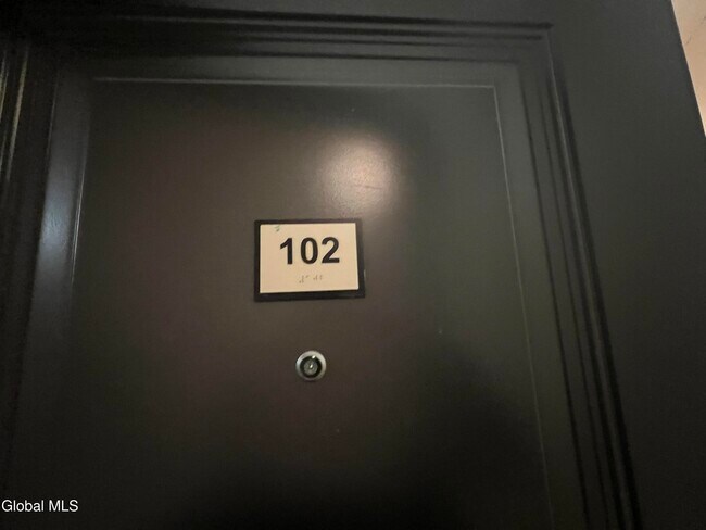 Building Photo - 733 Broadway