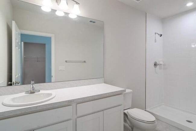 Building Photo - 3374 N Park Dr