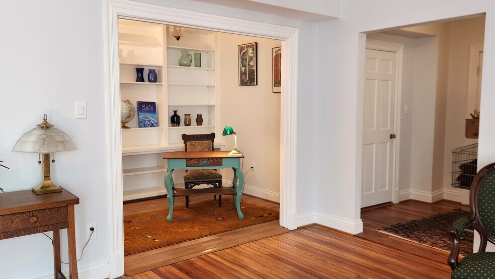 Den - 3100 Connecticut Ave NW