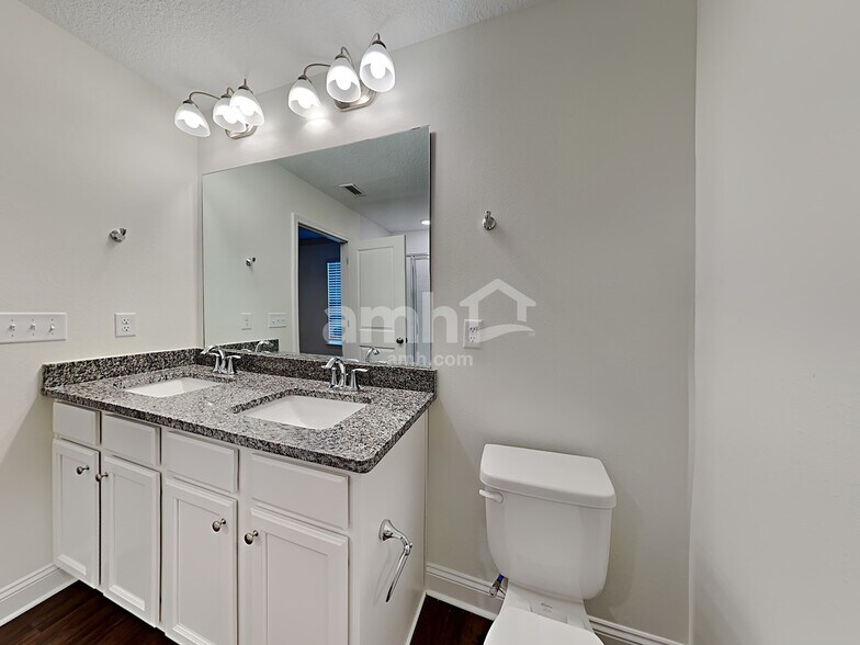 Building Photo - 203 Banyan Frst Dr