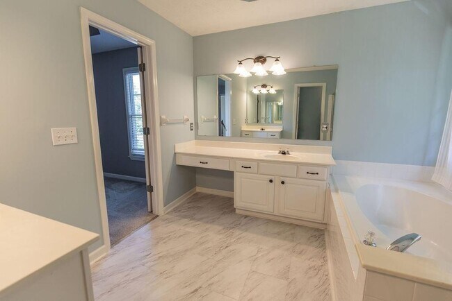 Building Photo - 3360 Shallowford Green Dr