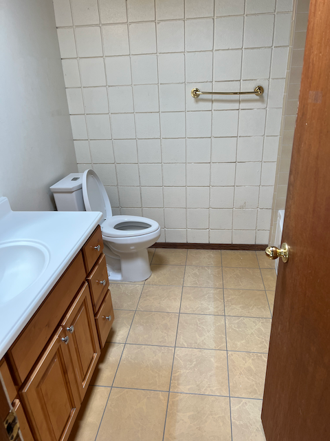 Hallway Bathroom: Mirror, Toilet, Bathtub (not seen) - 1102 Pomeroy Avenue