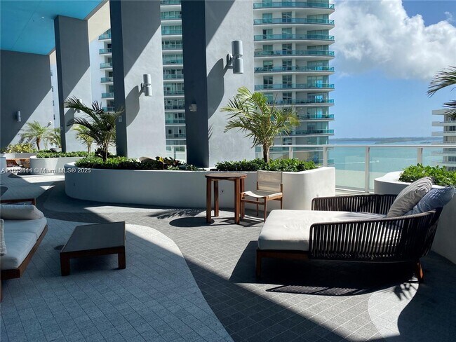Building Photo - 1300 Brickell Bay Dr