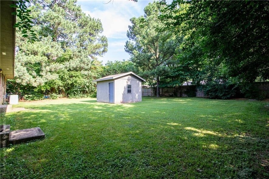 Building Photo - 2810 W Mt Comfort Rd