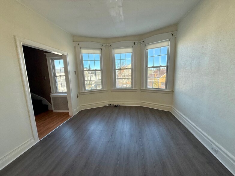 Building Photo - 216 Laurel Ave