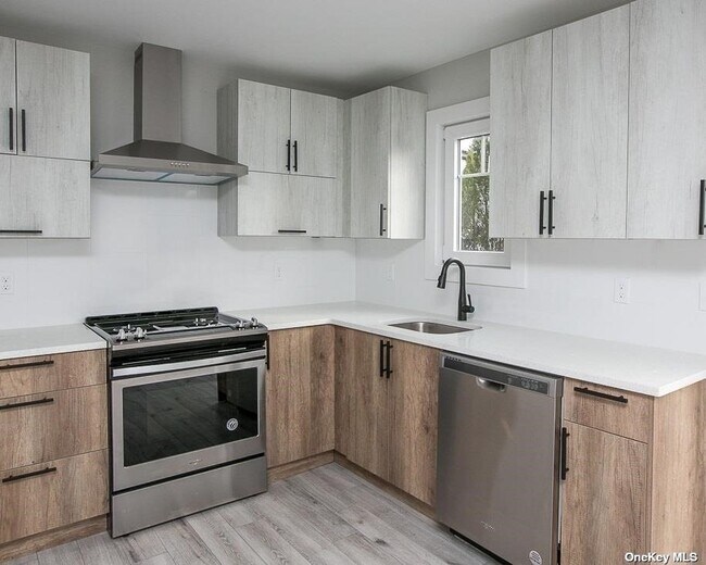 Building Photo - 170 W Montauk Hwy