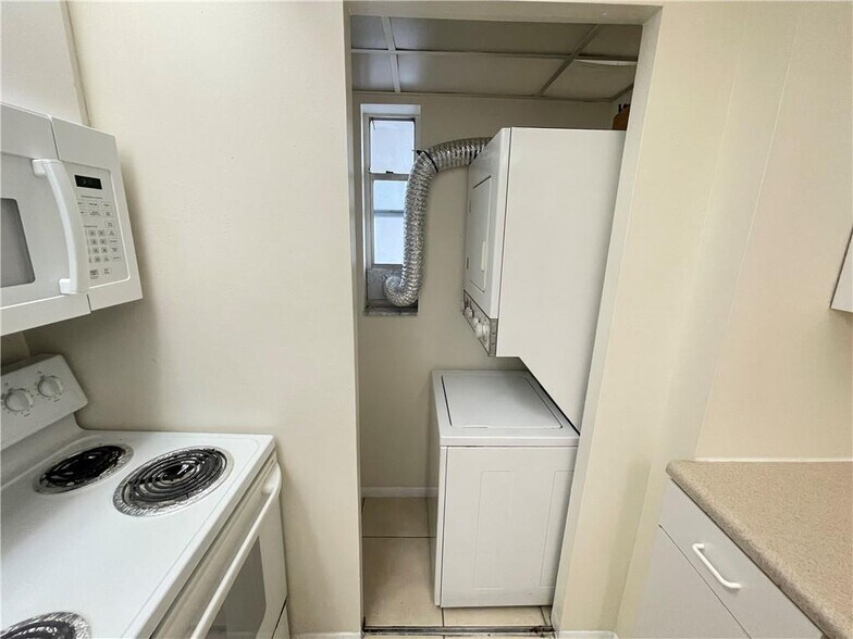 Building Photo - 8051 Colony Cir S
