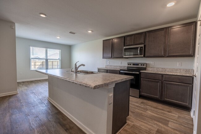 Building Photo - Beautiful 4-bedroom, 2-bath in a Foley neighborhood!