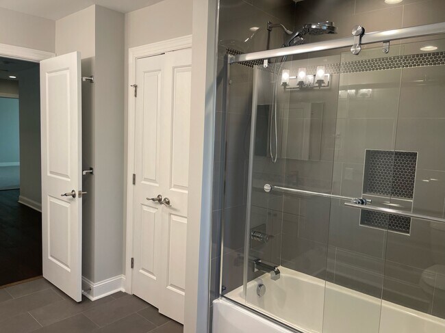 Building Photo - 1241 Whispering Springs Ct