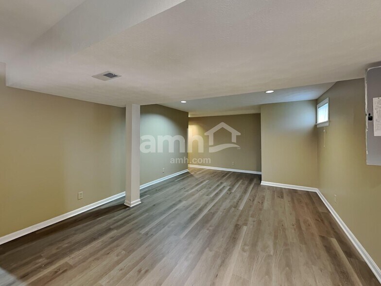 Building Photo - 4626 Laurel View Dr