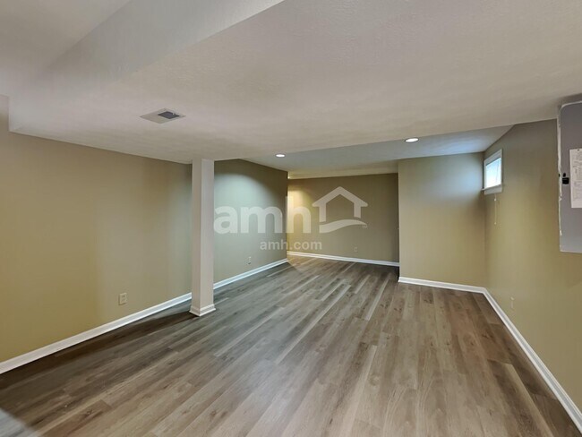 Building Photo - 4626 Laurel View Dr