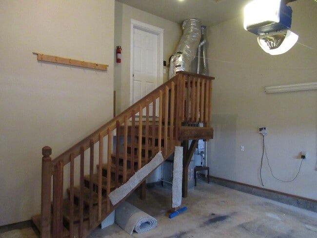 Building Photo - Large Four Bedroom in South Salem