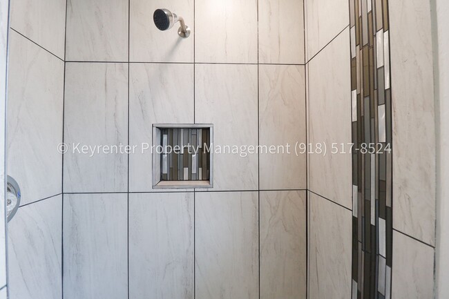 Building Photo - 732 N Victor Ave