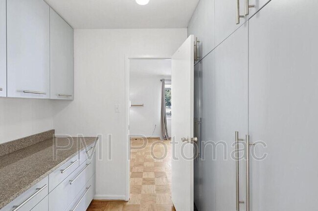 Building Photo - 10201 Grosvenor Pl