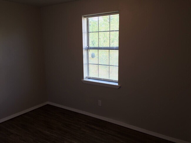 Building Photo - Adorable cottage is right in the heart of OKC!