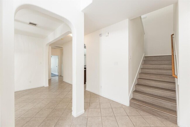 Building Photo - 25951 Ravenside Dr