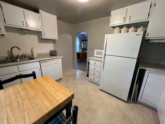 Building Photo - Fully Furnished 1 Bedroom, 1 Bathroom Dupl...